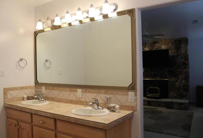 جناح عائلي, Swallow Cove