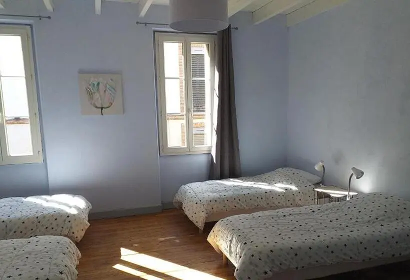 ルームシェアのワンベッド, Auberge Des Chemins