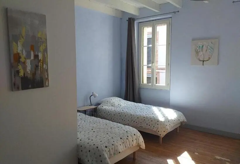 ルームシェアのワンベッド, Auberge Des Chemins