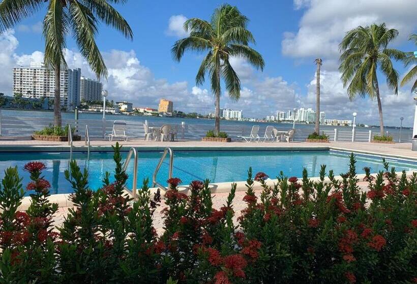 标准间带游泳池, International Inn On The Bay