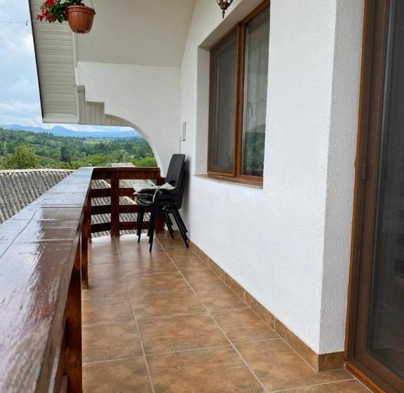 Трехместный Номер Стандарт с Балконом, Popas In Breb