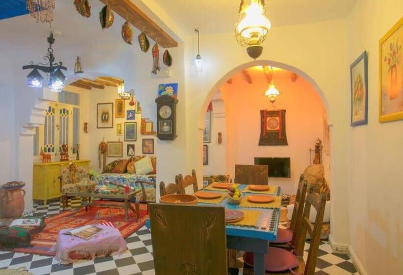 اتاق استاندارد با چشم‌انداز کوهستان, Afra House