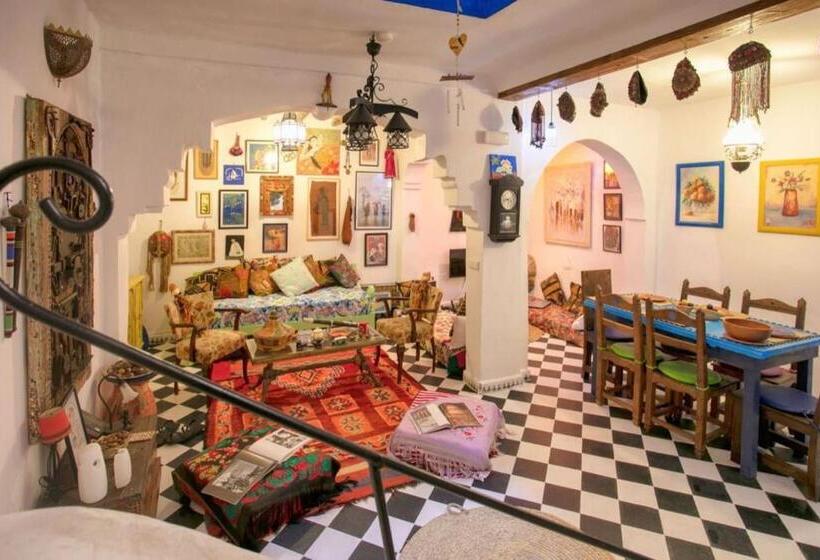 اتاق استاندارد با چشم‌انداز کوهستان, Afra House