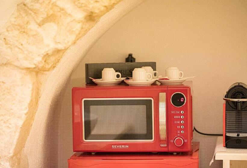 Delüks Oda, Radici Ostuni