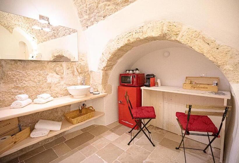 Delüks Oda, Radici Ostuni