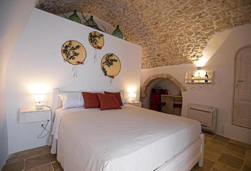 Delüks Oda, Radici Ostuni