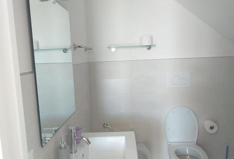 带1个卧室的带阳台的公寓, La Bussola