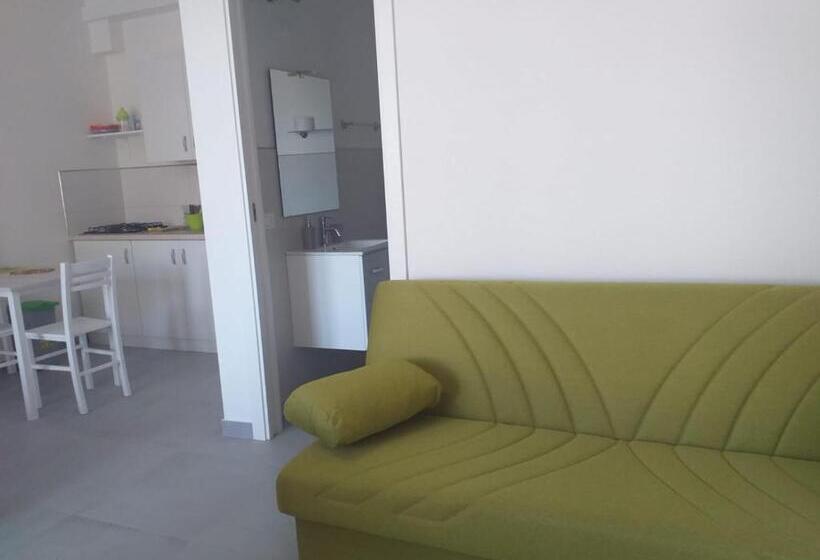 带1个卧室的带阳台的公寓, La Bussola