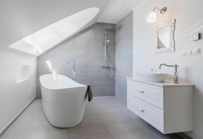 سوییت جونیور با بالکن, Wiigi Apartments