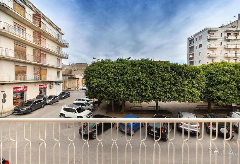 חדר לארבעה סטנדרטי עם מרפסת, Marla S Boutique Rooms