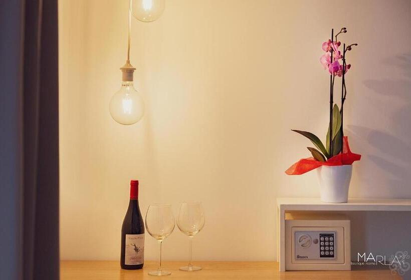 חדר לארבעה סטנדרטי עם מרפסת, Marla S Boutique Rooms