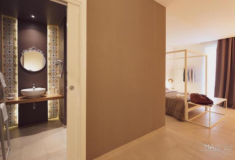 חדר לארבעה סטנדרטי עם מרפסת, Marla S Boutique Rooms