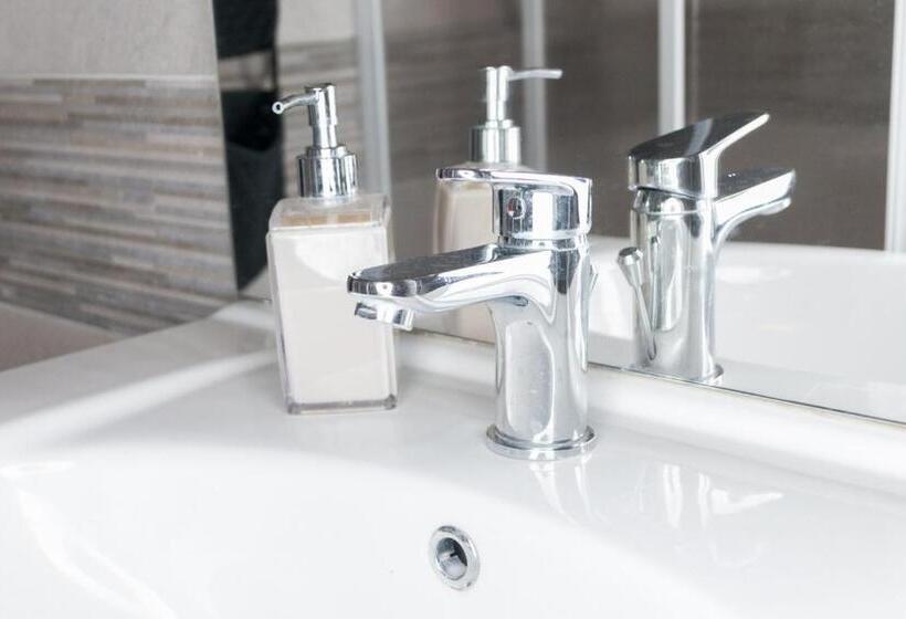 اتاق استاندارد چهار تخته, B&b Teate