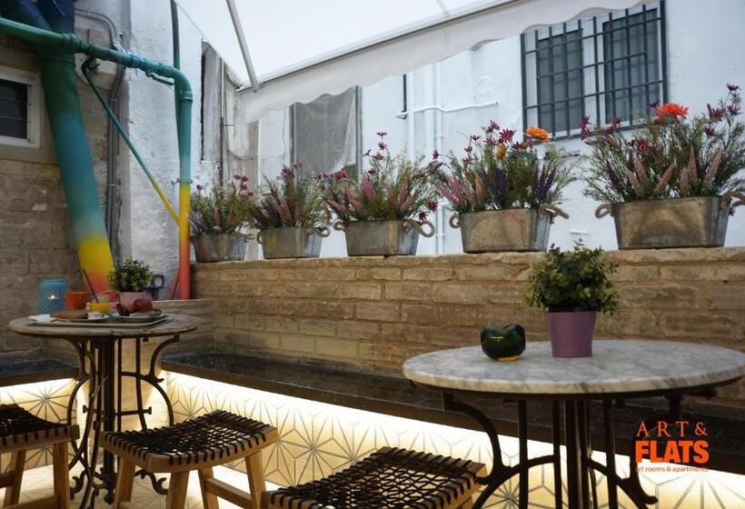 اتاق استاندارد سه تخته با سرویس بهداشتی مشترک, Art&flats Hostel
