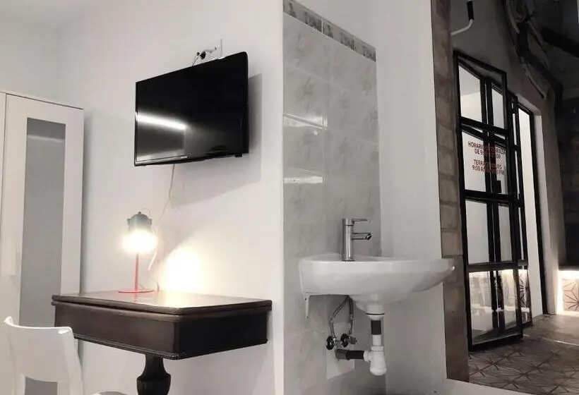 اتاق استاندارد یک تخته با سرویس بهداشتی مشترک, Art&flats Hostel