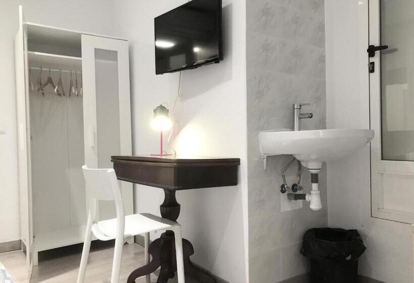 اتاق استاندارد یک تخته با سرویس بهداشتی مشترک, Art&flats Hostel
