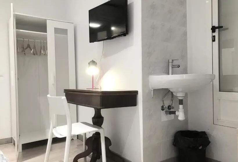 اتاق استاندارد یک تخته با سرویس بهداشتی مشترک, Art&flats Hostel
