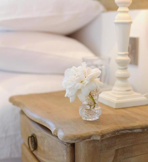 Номер Стандарт, Hedges House