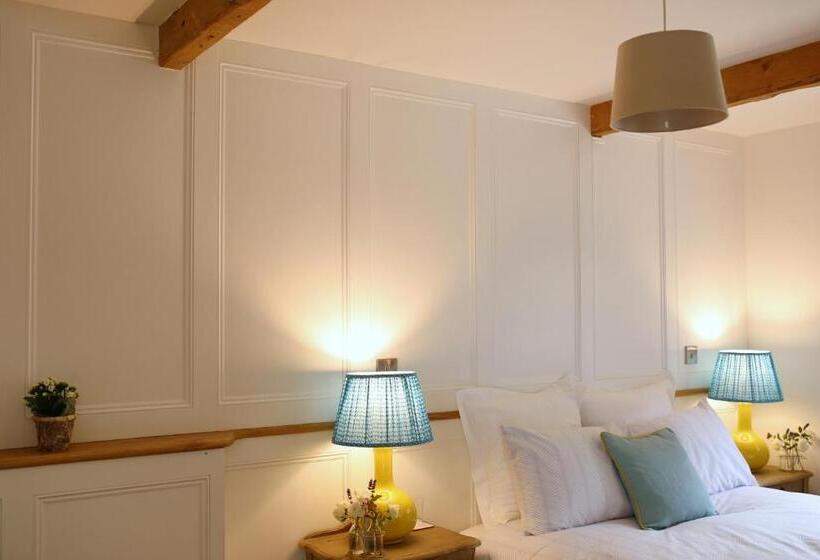 Номер Стандарт, Hedges House