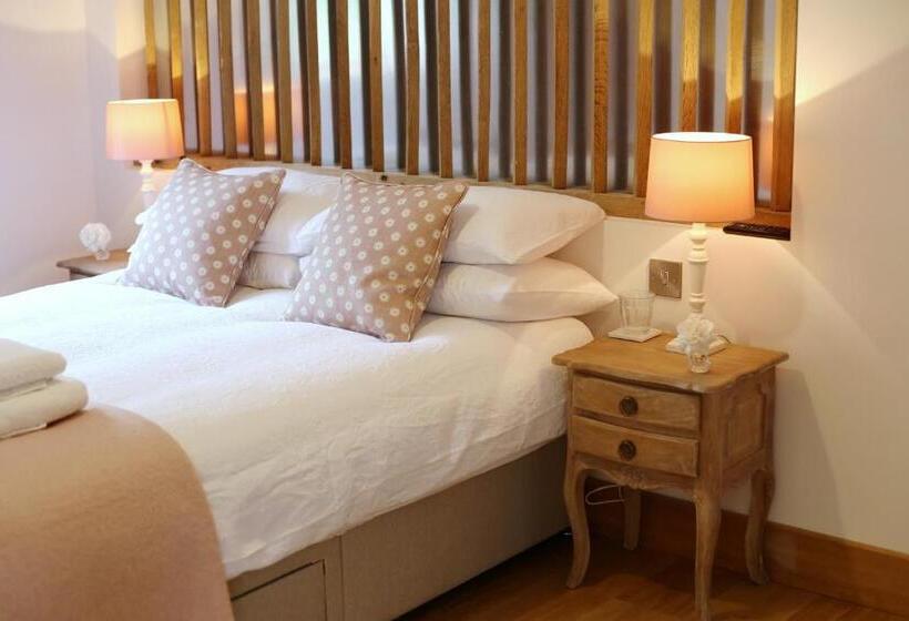 Номер Стандарт, Hedges House