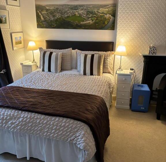 غرفة قياسية, Last Cottage