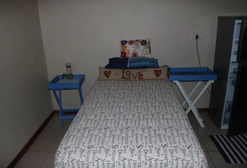 اتاق استاندارد سه نفره, Mia S
