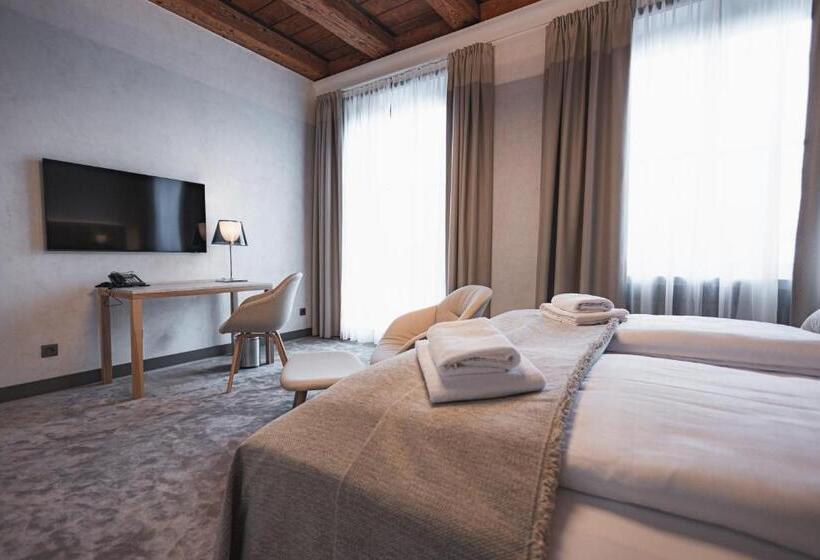 اتاق سوپریور, Albrecht