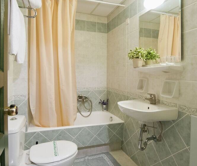 标准三人间, Artemis