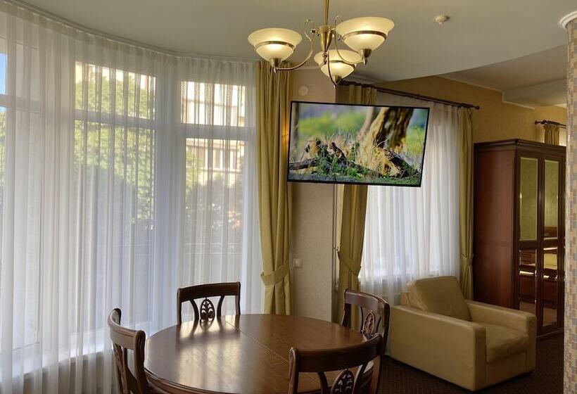 استودیوی لوکس, Diligence