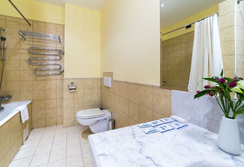 اتاق استاندارد, Oksana