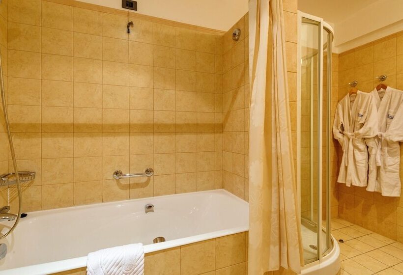 اتاق استاندارد, Oksana