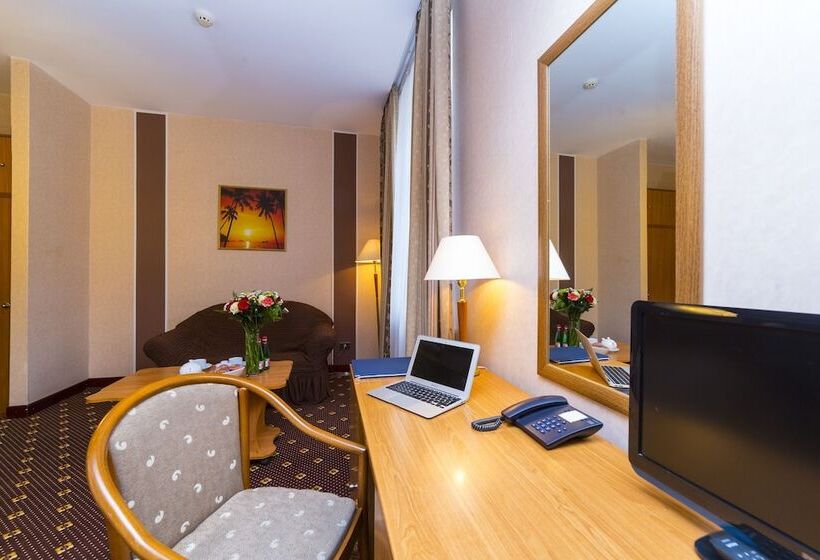 اتاق استاندارد, Oksana