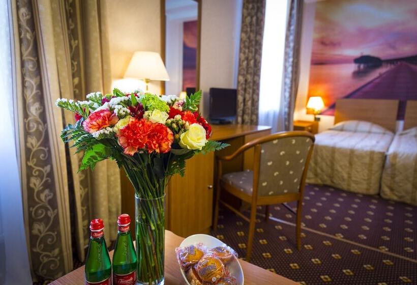 اتاق استاندارد, Oksana