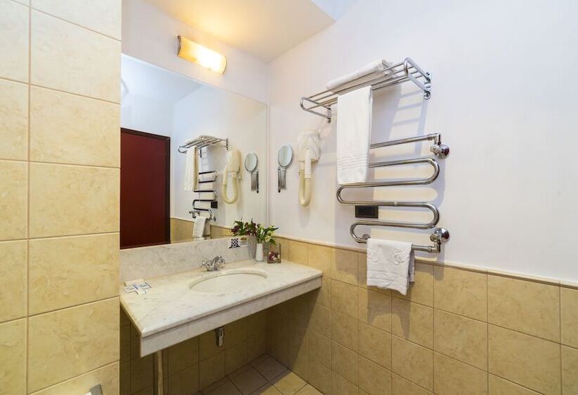 اتاق استاندارد یک نفره, Oksana