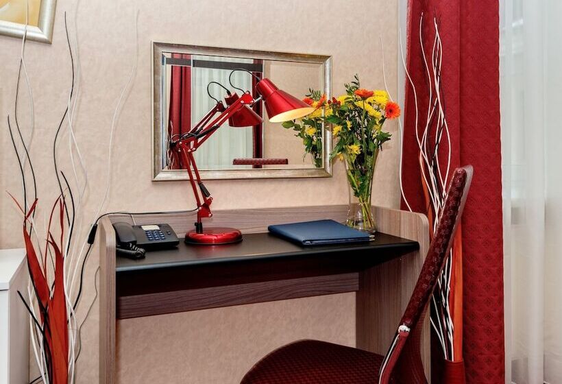 اتاق استاندارد یک نفره, Oksana