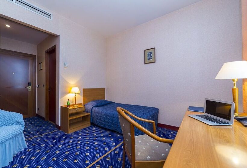 اتاق استاندارد یک نفره, Oksana