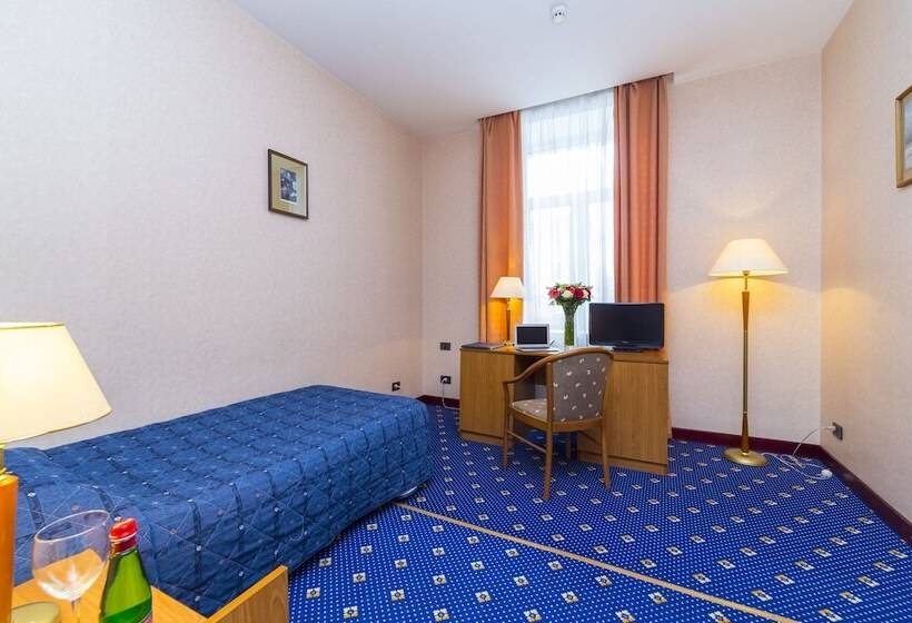 اتاق استاندارد یک نفره, Oksana