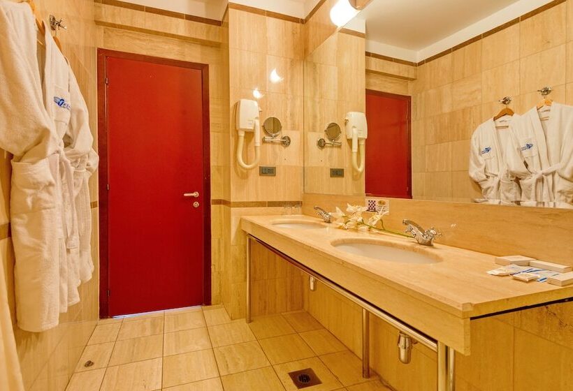 اتاق راحتی, Oksana