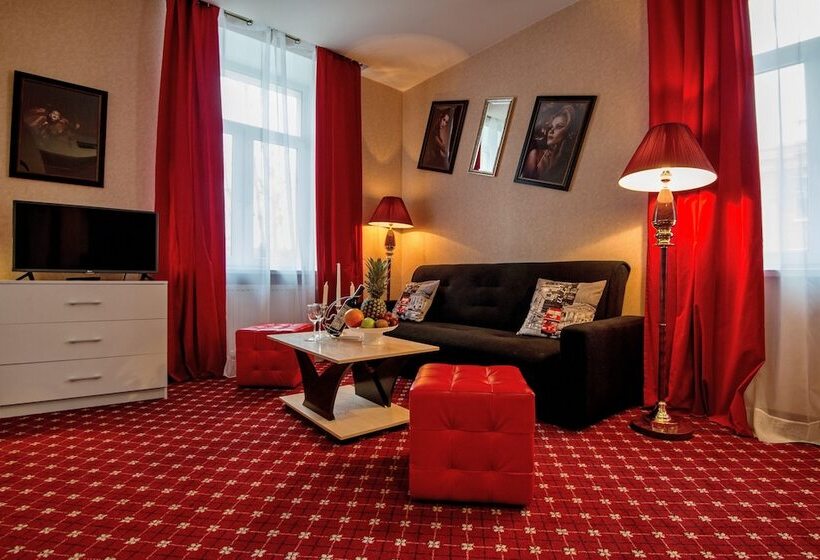 اتاق راحتی, Oksana