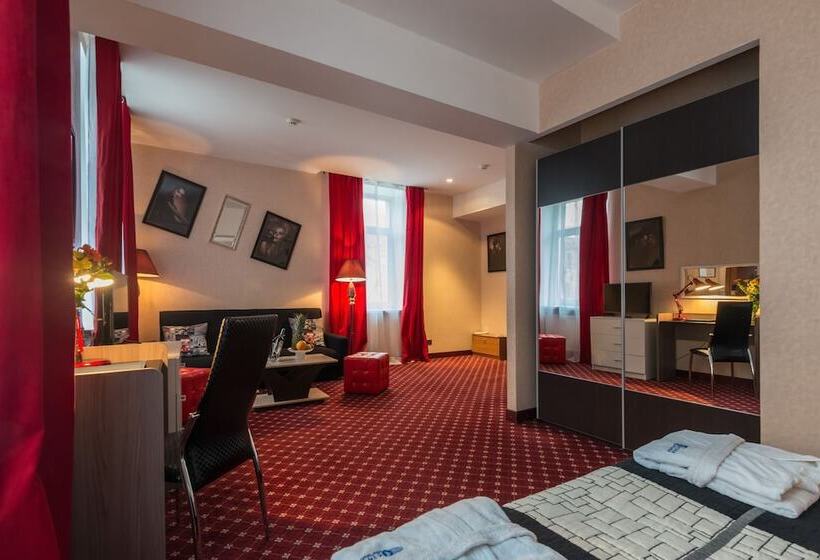 اتاق راحتی, Oksana