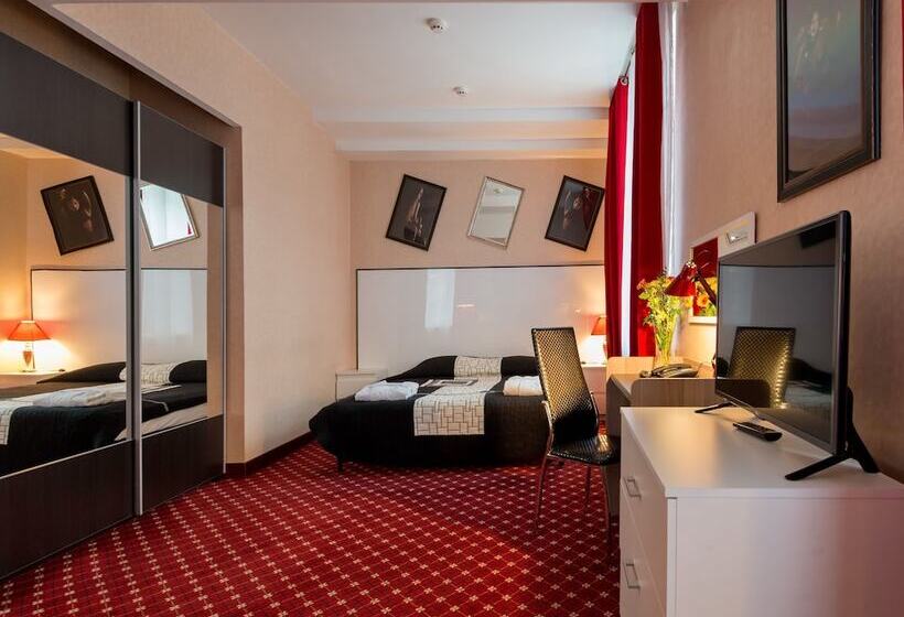 اتاق راحتی, Oksana