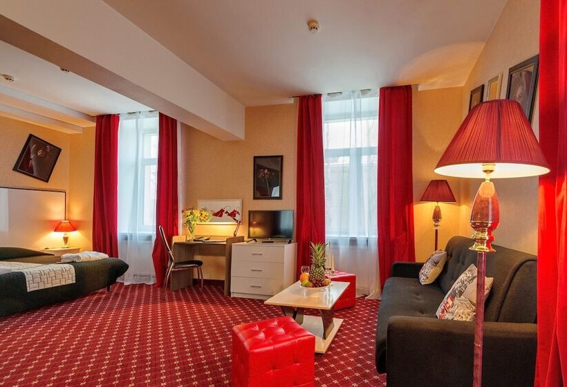 اتاق راحتی, Oksana