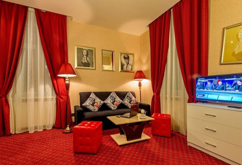 اتاق راحتی, Oksana