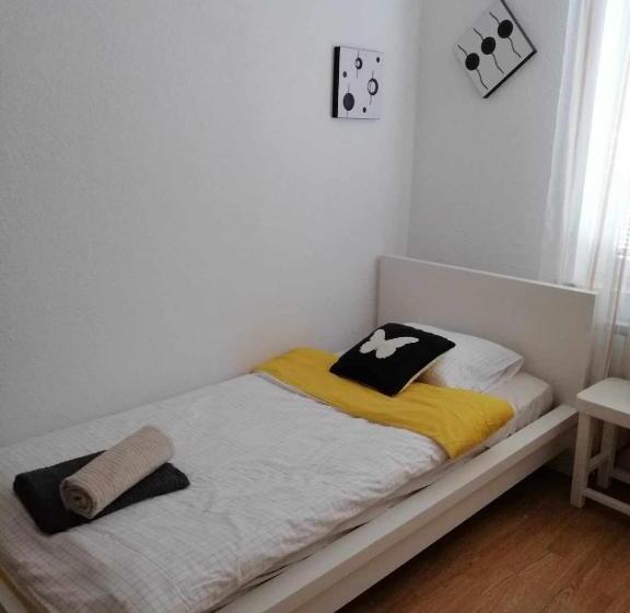 آپارتمان 2 خوابه با بالکن, Apartments Unite