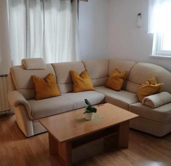 آپارتمان 2 خوابه با بالکن, Apartments Unite