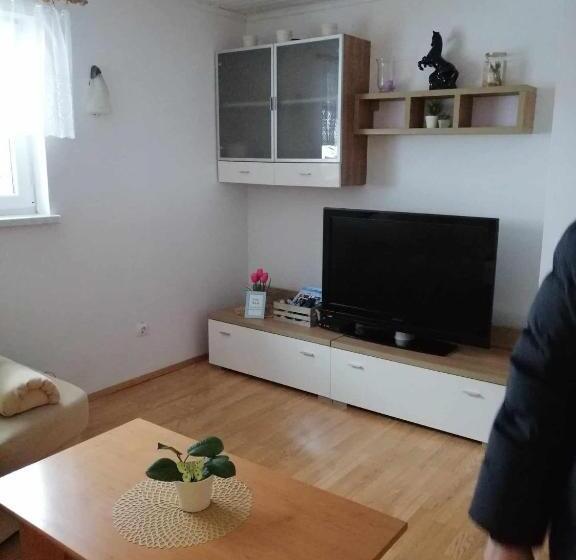 آپارتمان 2 خوابه با بالکن, Apartments Unite