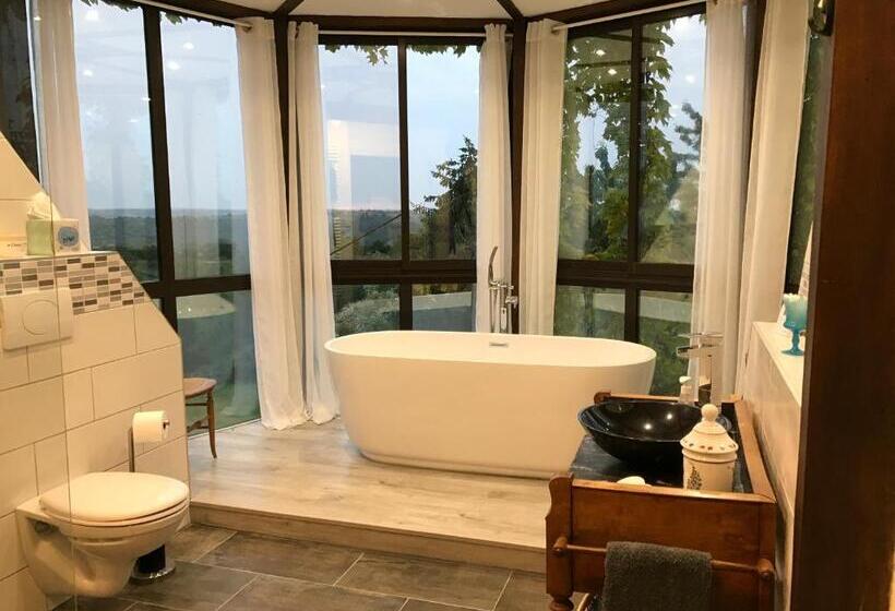 バスルーム共有のトリプルスタンダード, La Coulee Verte