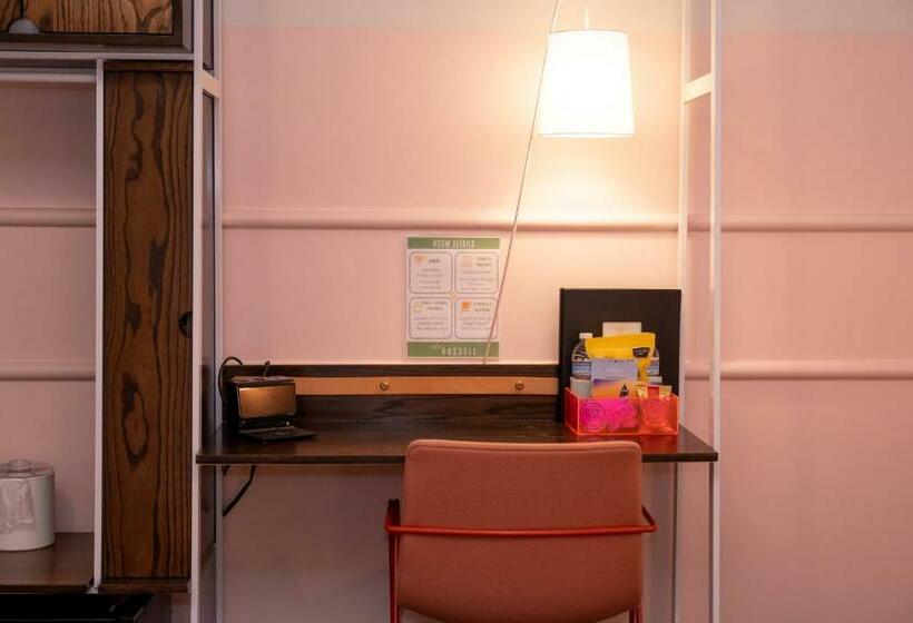 غرفة قياسية داخلية, The Russell