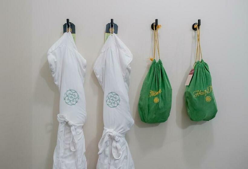 غرفة قياسية داخلية, The Russell