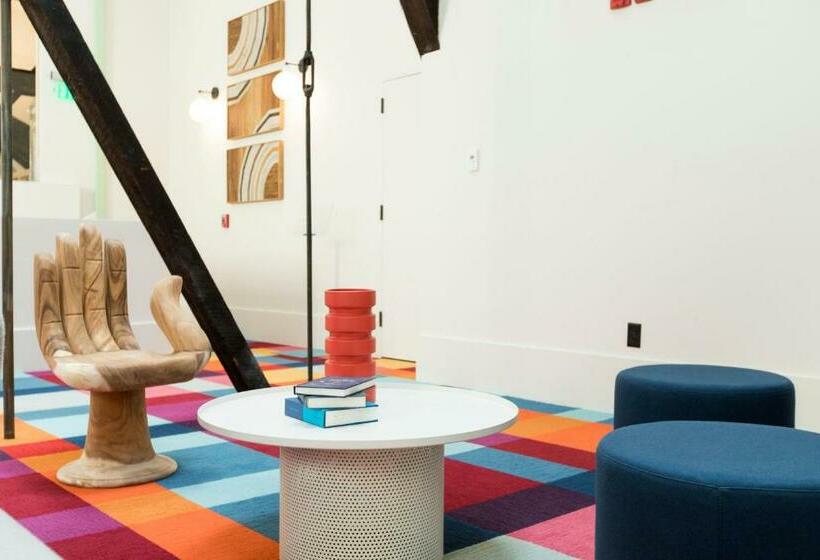 غرفة قياسية داخلية, The Russell